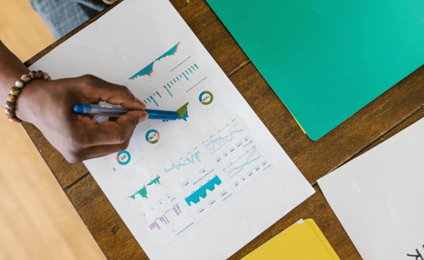 Students analyzing traffic data and learning optimization strategies